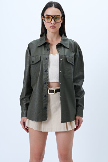 Trend Alaçatı Stili Khakifarbene Damen-Oversize-Hemdjacke aus Kunstleder mit zwei Taschen und Druckknopfverschluss ALC-X14312