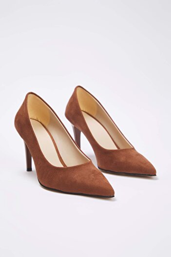 TRENDYOL SHOES Dámské boty na jehlovém tenkém podpatku Tan Suede Pointed Toe 
 TAKAW26TO00005
