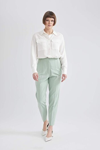 DeFacto Weißes Basic-Langarmshirt mit gerader Tasche und strukturierter Passform 3158997