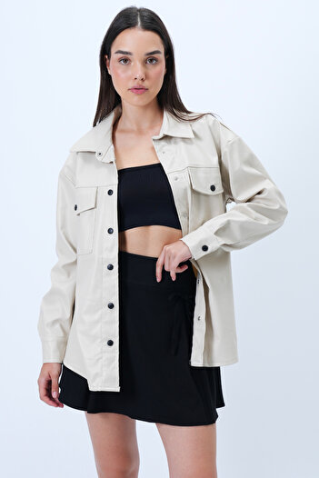 Trend Alaçatı Stili Cremefarbene Damen-Oversize-Hemdjacke aus Kunstleder mit zwei Taschen und Druckknopfverschluss ALC-X14312