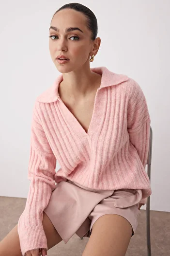 Trendyol Collection Puderweicher, strukturierter Pullover mit Polokragen TWOAW24KZ00678