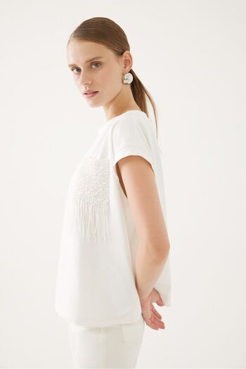 Exquise White T-Shirt with Embroidery Detail and Short Sleeves