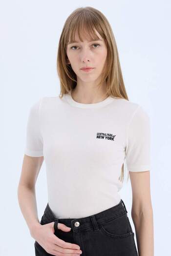 DeFacto Bedrucktes, geripptes Camisole-Kurzarm-T-Shirt mit Rundhalsausschnitt – E5068AX25SP