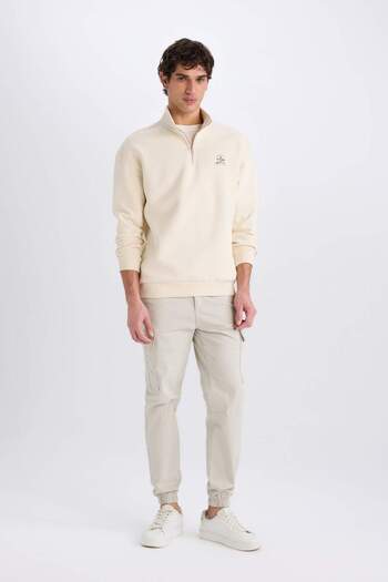 DeFacto Comfort Regular Fit Άνετη εφαρμογή με φερμουάρ Όρθιος γιακάς εμπριμέ φούτερ C6132AX24AU
