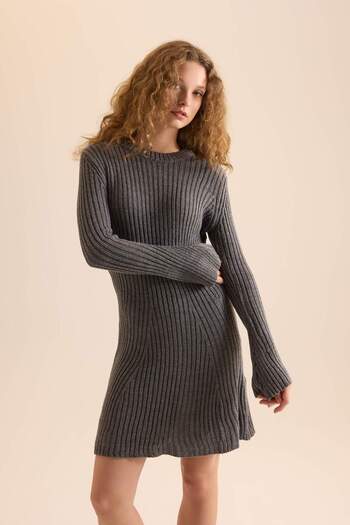 DeFacto A-Linien-Minikleid aus Strickwaren mit Rundhalsausschnitt und langen Ärmeln D4915AXNS