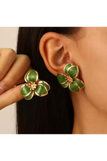 toptanhanem Elegant Green Flower Earrings – Large Model with Gold Detail |   Stylish & Eye-Catching Design