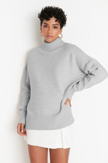 Trendyol Collection Hellgrauer, weicher, strukturierter Strickpullover mit Stehkragen und weitem Schnitt TWOAW23KZ00469