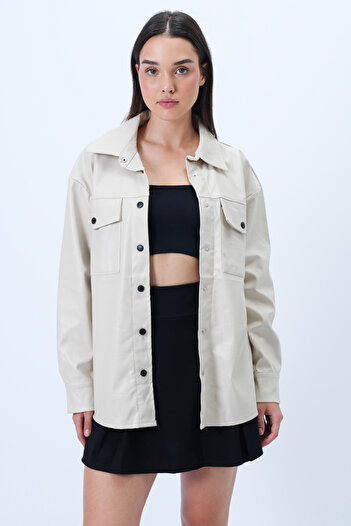 Trend Alaçatı Stili Cremefarbene Damen-Oversize-Hemdjacke aus Kunstleder mit zwei Taschen und Druckknopfverschluss ALC-X14312