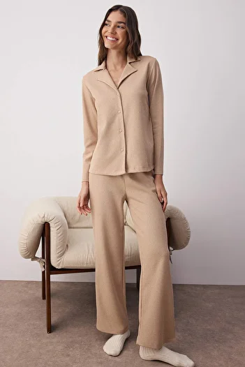 Trendyol Collection Set pijamale tricotate cu guler de cămașă bej THMAW26PT00001