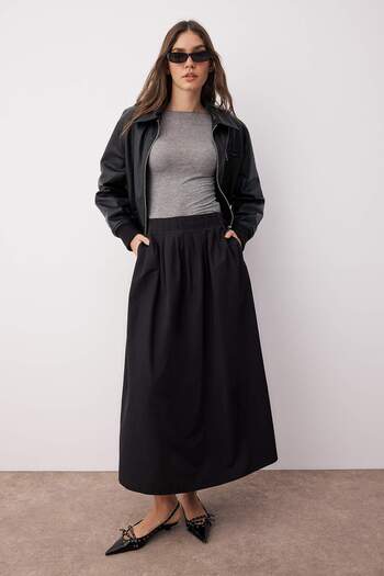 Trendyol Modest Schwarzer, ungefütterter, gewebter Rock mit Falten an der Taille TCTAW26EE00002
