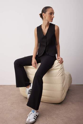 Trendyol Collection Schwarze, ausgestellte, gewebte Hose mit spanischem Bein TOFAW19BB0581