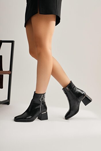 Limoya Γυναικείες μπότες Deyana Black Wrinkled Patent Leather με αξεσουάρ με φερμουάρ, γυναικείο μποτάκι