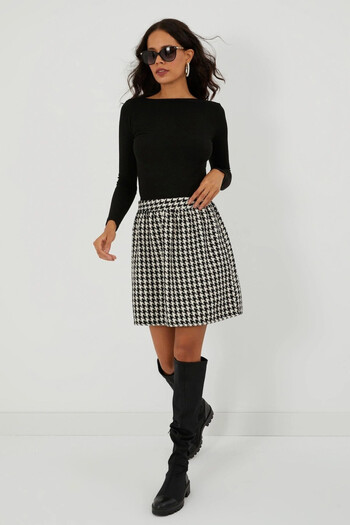 Cool & Sexy Women's Ecru-Black Houndstooth Patterned Mini Skirt KN53