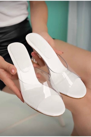 serkanseyyid Papuci cu toc rotund din piele lacuita alba de 7,5 cm - cu banda transparenta