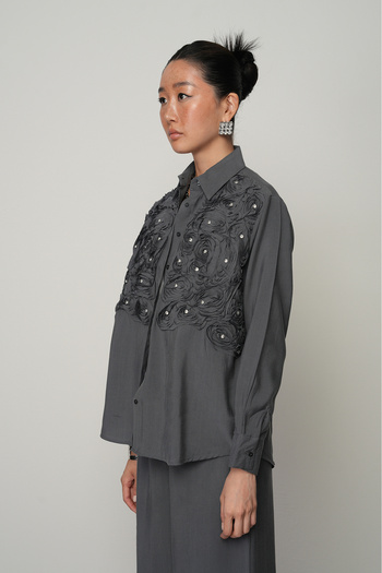 Orfeo Negro Women's Rose Embroidered Front Solid Color Shirt