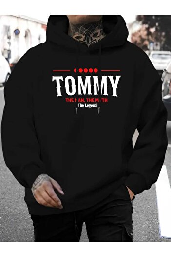 caddekombin Μαύρο φούτερ με κουκούλα Tommy The Legend με στάμπα, με τσέπη και επένδυση από μαλλί