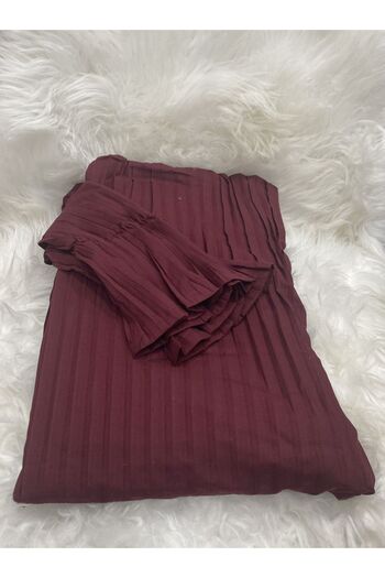 SNOOZYL A prayer rug with a pleated design, made of soft, comfortable and cool fabric to give you comfort and elegance.