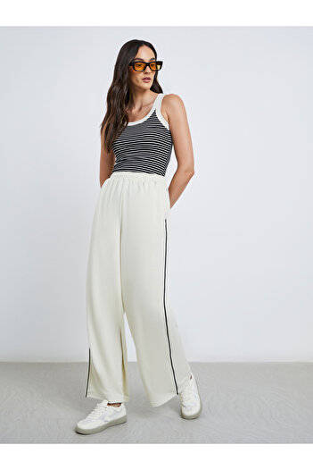 Styli Women Off White Wide Leg Joggers with Contrast Piping Detail