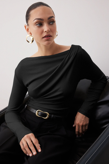 Trendyol Collection Schwarze, figurbetonte, dehnbare Strickbluse aus weichem Stoff mit asymmetrischem Kragendetail TWOAW26BZ00088
