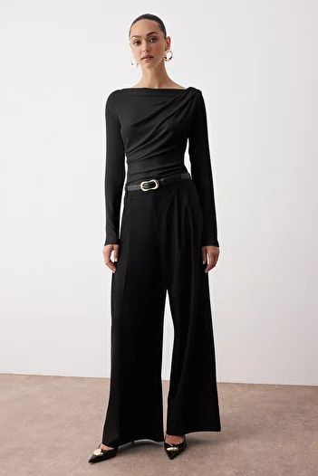 Trendyol Collection Schwarze, figurbetonte, dehnbare Strickbluse aus weichem Stoff mit asymmetrischem Kragendetail TWOAW26BZ00088
