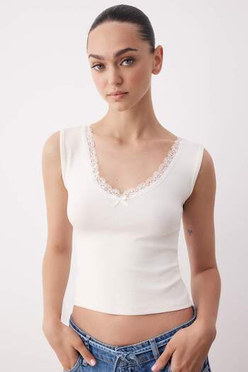 Trendyol Collection Ecru Schwarz Spitze Detaillierte V-Ausschnitt Baumwolle Stretchy Gestricktes Unterhemd TWOSS25BZ00597