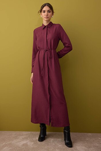 Trendyol Modest Burgunderfarbenes Hemdkleid mit Schnürdetail TCTAW26EB00021
