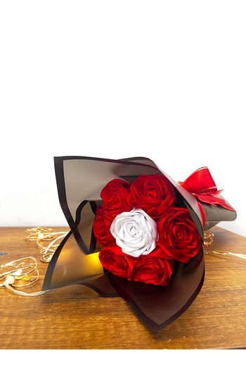Kashpanya Red White Non-Fading Rose Bouquet 7 Pieces