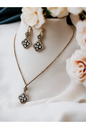 FAYRA ACCESSORIES Crystal Stone Clover Figure Necklace and Earring Set