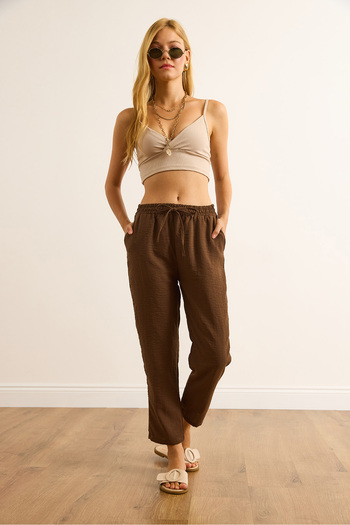 Olalook Women's Bitter Brown Elastic Waist Pocket Draped Carrot Trousers Pnt-19000361