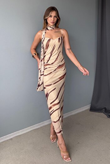Trendyol Collection Mehrfarbiges braunes Maxi-Strickkleid aus Tüll mit Schal und Tiermuster TPRSS25EL00314