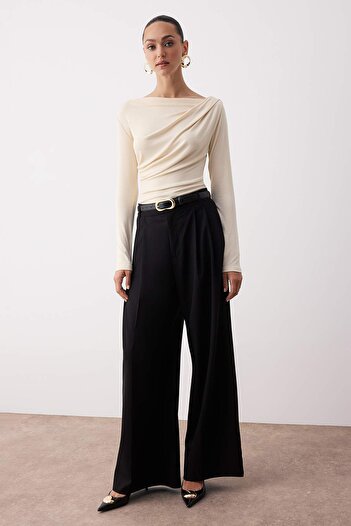 Trendyol Collection Taş Taillierte, asymmetrische Kragenbluse mit detailliertem, weichem Stoff, dehnbare Strickbluse TWOAW26BZ00088