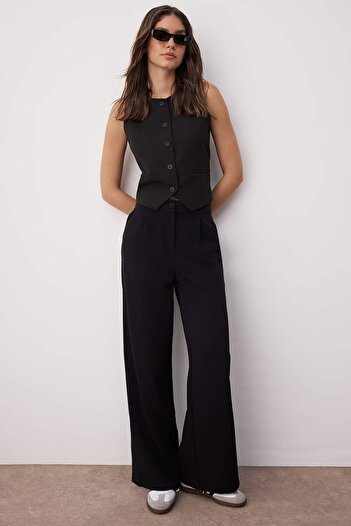 Trendyol Collection Schwarze Stoffhose mit weitem Bein und Falten – TWOSS21PL0189