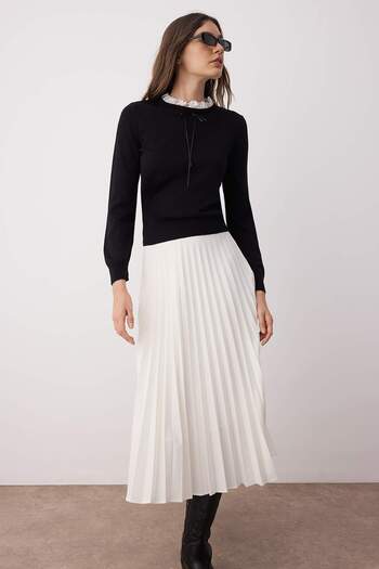 Trendyol Collection Черен пуловер с дантелена яка, гарниран с висококачествена прежда/специална прежда TWOAW26KZ00006