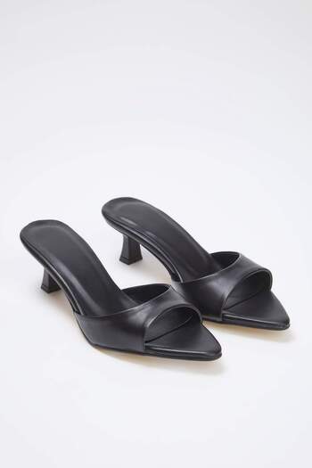 TRENDYOL SHOES Černé dámské pantofle na podpatku s kočičí špičkou TAKSS25TO00111