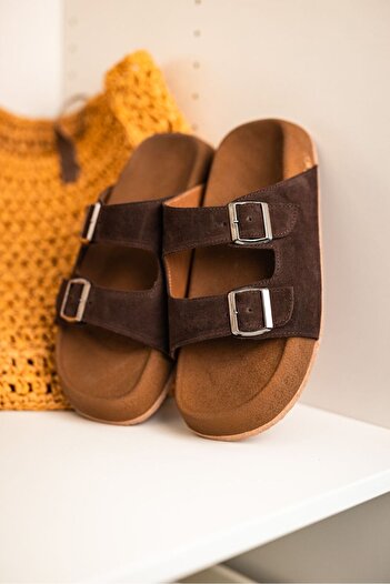 by selvi Lukka Shoes Ανδρικές παντόφλες Lorenzo Bitter Brown με διπλή πόρπη, ελαφριά σόλα από φελλό