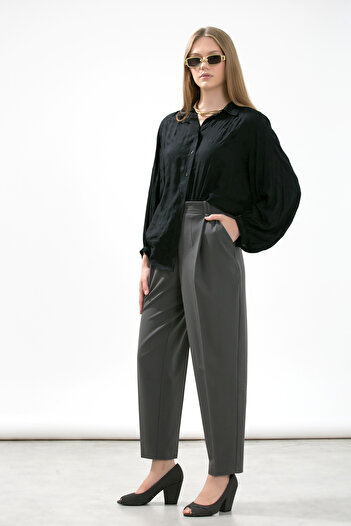 LA PANTE Front Pleated Back Flato Pocket Woven Ankle Length Carrot Trousers