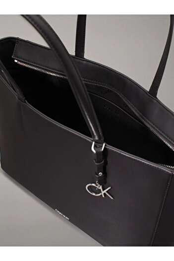 Calvin Klein Dámská přihrádka na více karet s logem značky Umělá kůže černá taška přes rameno K60K610610-BAX