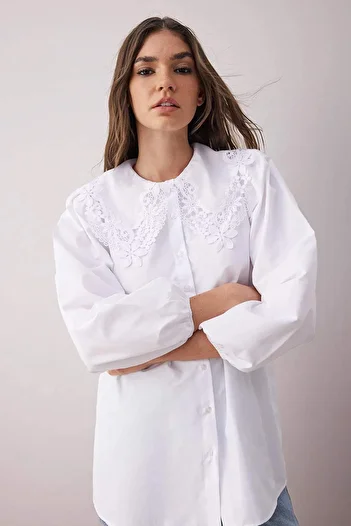 Trendyol Modest Bílá bavlněná košile s krajkovým detailem TCTAW26TG00001