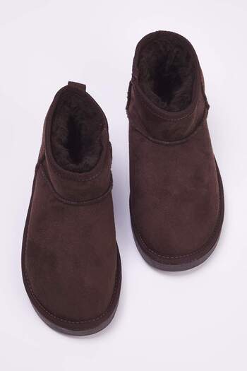 TRENDYOL SHOES Dunkelbraune Damenstiefel mit runder Zehenpartie und flachem Absatz aus Fell innen TAKAW26BO00001