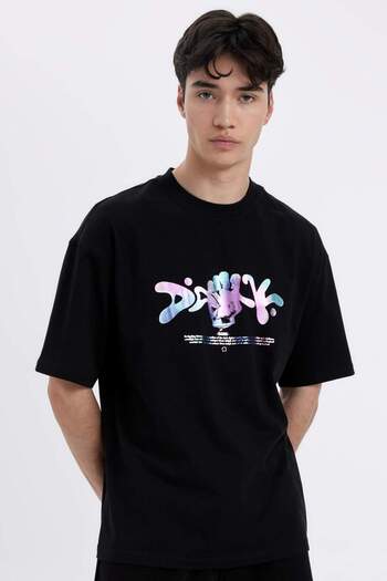 DeFacto Comfort Regular Fit Άνετη εφαρμογή Crew Neck με εμπριμέ κοντομάνικο μπλουζάκι C5676AX24HS