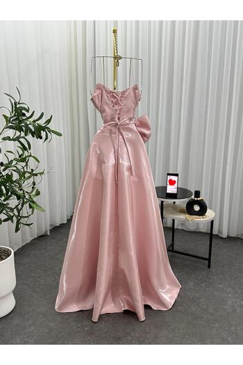 Diva style Elegant and distinctive evening dress with crinkle fabric