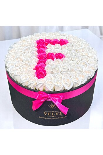 velve Aranjament floral personalizat cu litera, cutie rotunda neagra cu 151 trandafiri de sapun, Litera F