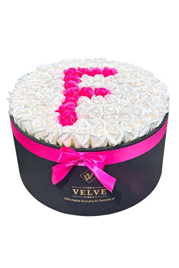 velve Aranjament floral personalizat cu litera, cutie rotunda neagra cu 151 trandafiri de sapun, Litera F
