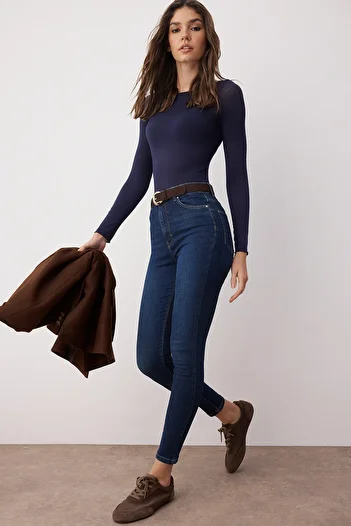 Trendyol Collection Fekete testhezálló, rugalmas, magas derekú vékony farmer TWOSS25JE00051