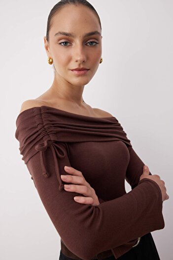 Trendyol Collection Σκούρο καφέ Carmen λαιμόκοψη με ανοιχτό ώμο με λεπτομέρεια με κορδόνι που στεγνώνει στο σώμα Πλεκτή μπλούζα TWOAW26BZ00029