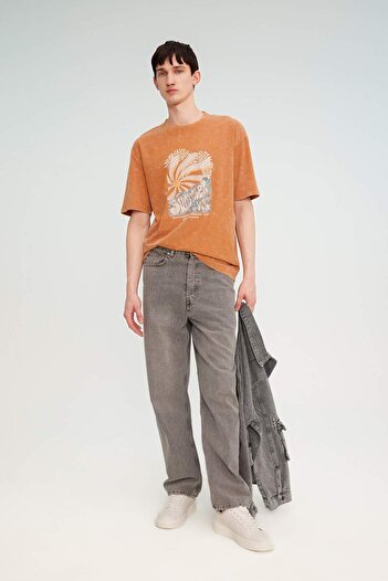 DeFacto Comfort Fit Crew Neck Μπλουζάκι με κοντό μανίκι με εμπριμέ πλενόμενο εφέ B8493AX24SM