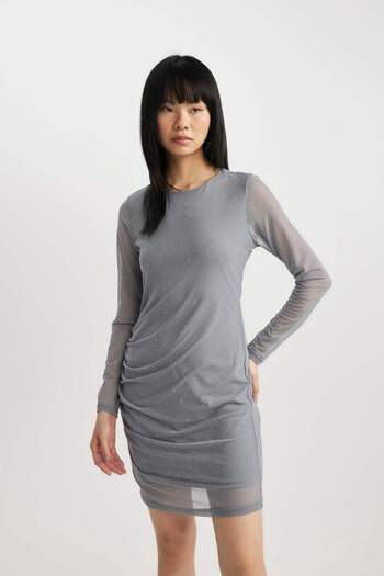 DeFacto Figurbetontes, figurbetontes Basic-Minikleid aus einfarbigem Tüll mit langen Ärmeln und Rundhalsausschnitt B9699AX23WN