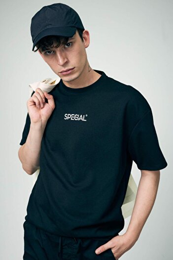 DeFacto Comfort Regular Fit Bequeme Passform Rundhalsausschnitt Bedrucktes Kurzarm-T-Shirt aus schwerem Stoff A6394AX23AU