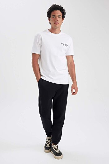 DeFacto Bedrucktes Kurzarm-Baumwoll-T-Shirt mit normaler Passform und Rundhalsausschnitt Z3218AZ23SP