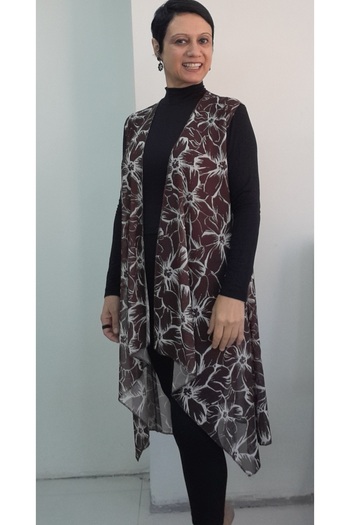 Mertcan Butik سترة من التول ذات ياقة ملفوفة غير متماثلة ومطبوعة بالزهور باللون البني